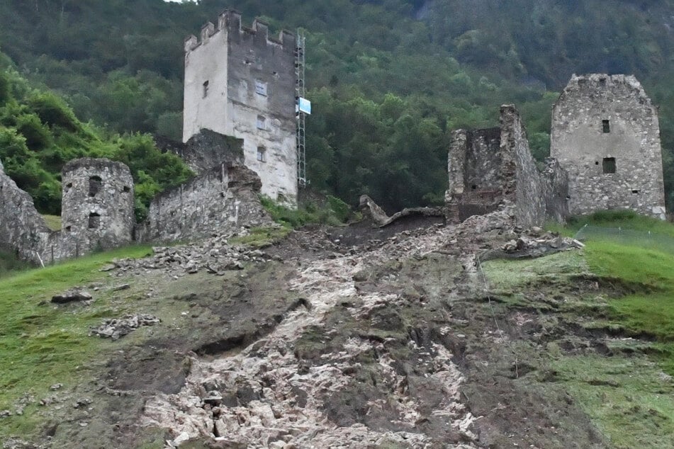 Burgruine Falkenstein: Regenmassen legen historische Funde frei