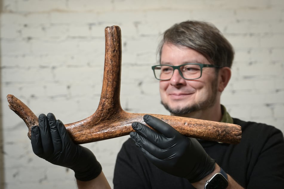 Prähistoriker Marcel Weiß vom Landesamt für Denkmalpflege und Archäologie Sachsen-Anhalt stellt den Fund vor.