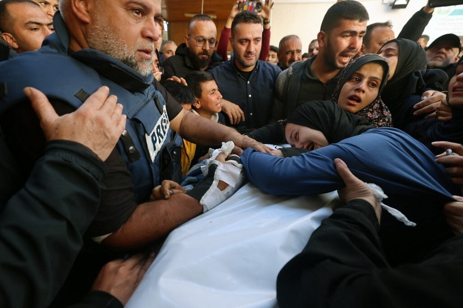 The widow (r.) of Hamza Wael Dahdouh, a journalist with the Al Jazeera television network, and his father, Al Jazeera's bureau chief in Gaza Wael Al-Dahdouh (l.), mourn after he was killed in an Israeli air strike in Rafah on January 7, 2024.