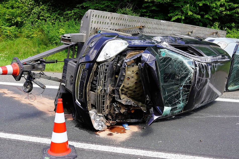 Mit Autos beladener Transporter samt Anhänger überschlägt sich mehrfach auf A61