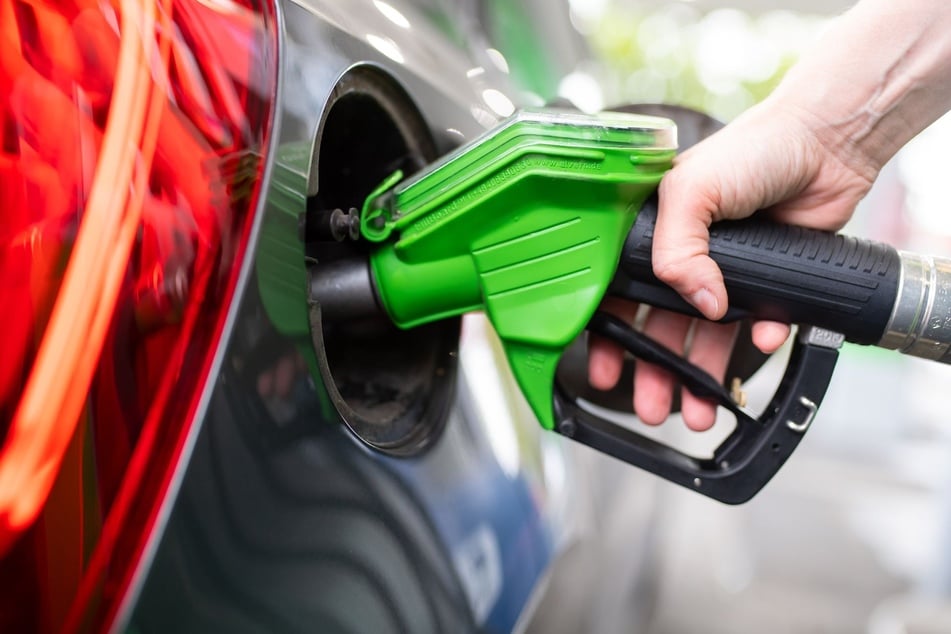 Laut ifo-Institut musste ein durchschnittlicher Arbeitnehmer im April etwa fünf Minuten für einen Liter Benzin arbeiten.