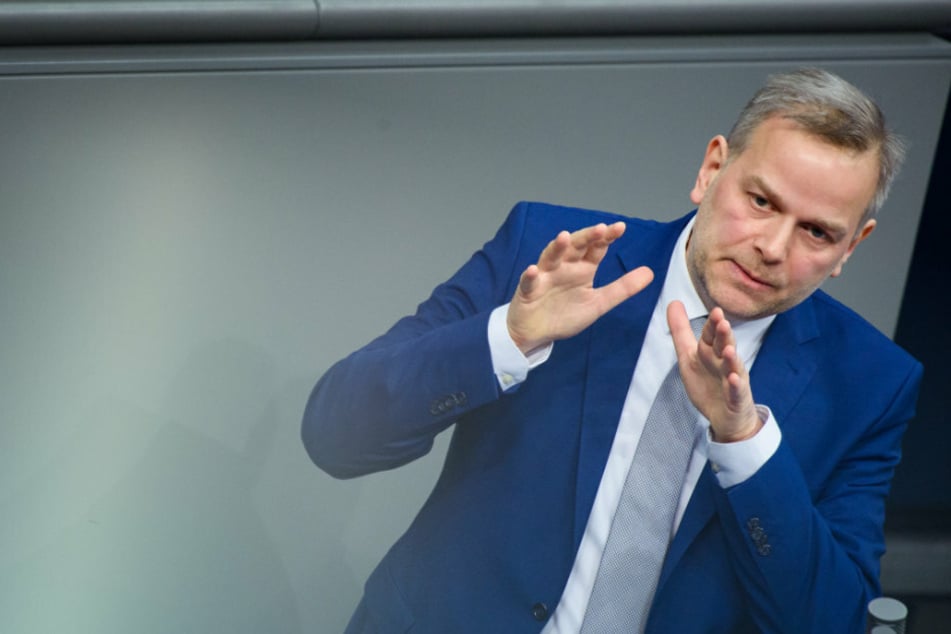 Leif-Erik Holm (49), stellvertretender Fraktionsvorsitzender der AfD-Bundestagsfraktion, spricht während einer Sitzung des Deutschen Bundestages im Plenarsaal des Reichstagsgebäudes.