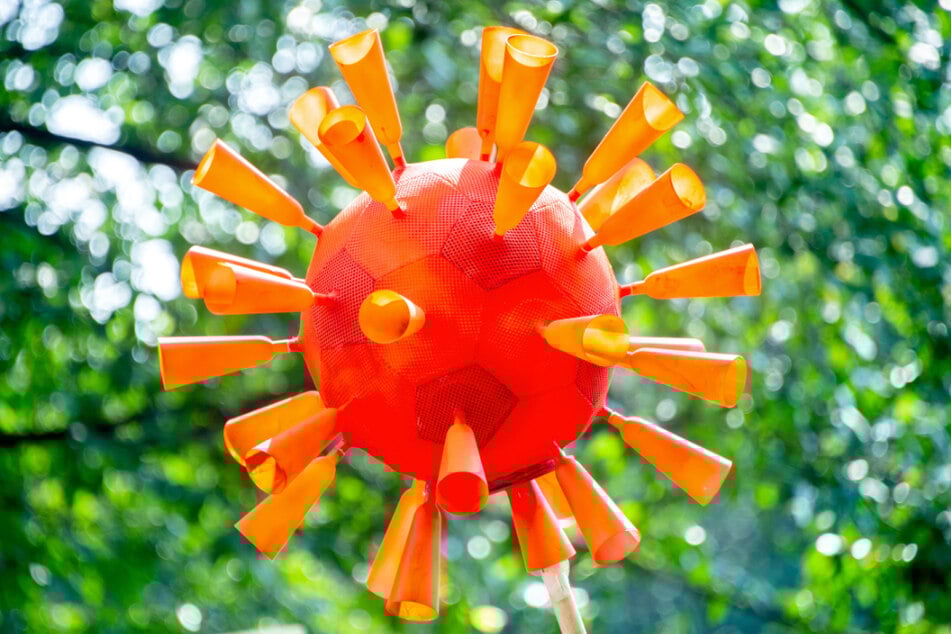 Ein gebasteltes Coronavirus.