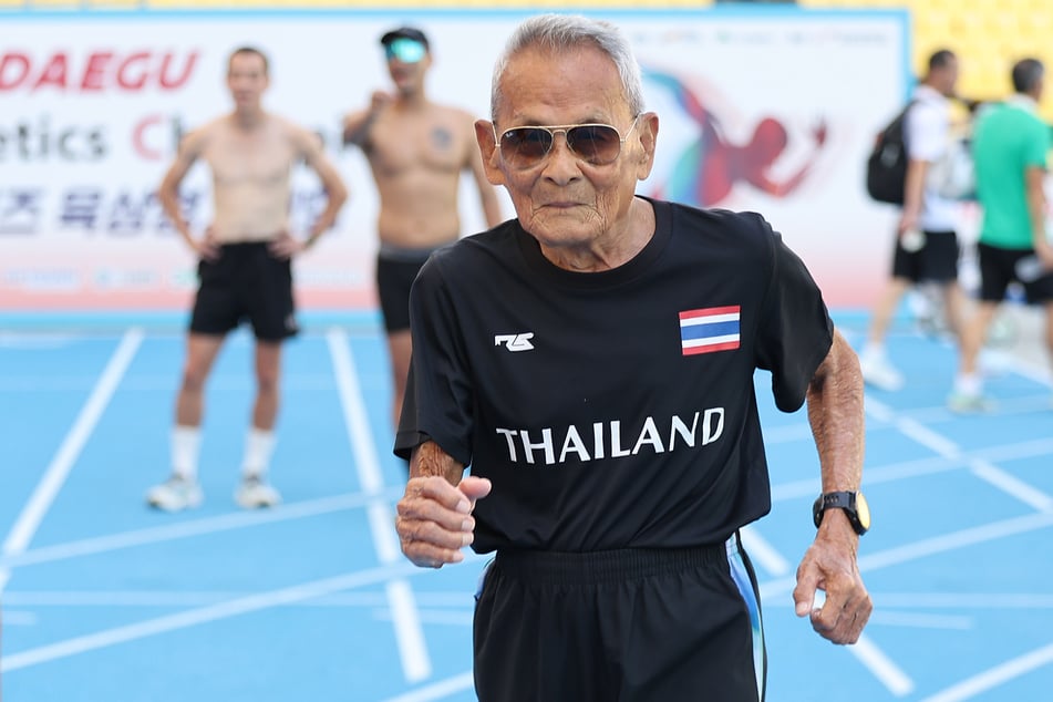 Sawang Janpram tritt in den Disziplinen 100-Meter-Lauf, Kugelstoßen, Diskuswurf und Speerwurf an. Dabei trägt er immer seine ikonische braune Sonnenbrille.