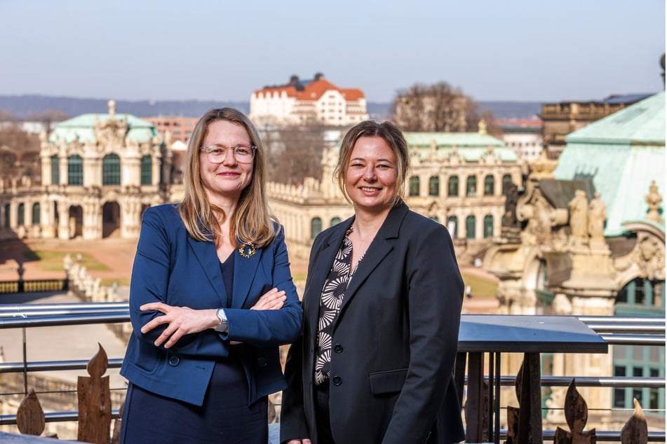 Bürgermeisterin Annekatrin Klepsch (48, l.) und Tourismus-Chefin Corinna Miseer (49) haben die Gästezahlen im Blick.