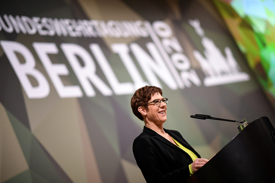 Verteidigungsministerin Annegret Kramp-Karrenbauer (CDU) spricht bei der Bundeswehrtagung 2020. (Foto: Britta Pedersen/dpa)