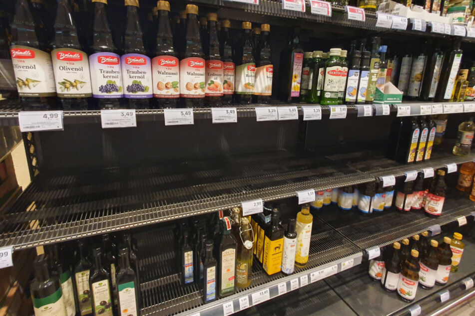 Die Supermarktregale lichten sich - nach Klopapier wird hierzulande nun offenbar Speiseöl gehamstert.