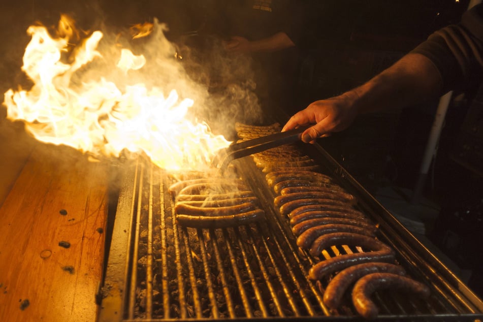 Bratwürste gehören natürlich zum Weihnachtsmarkt dazu.