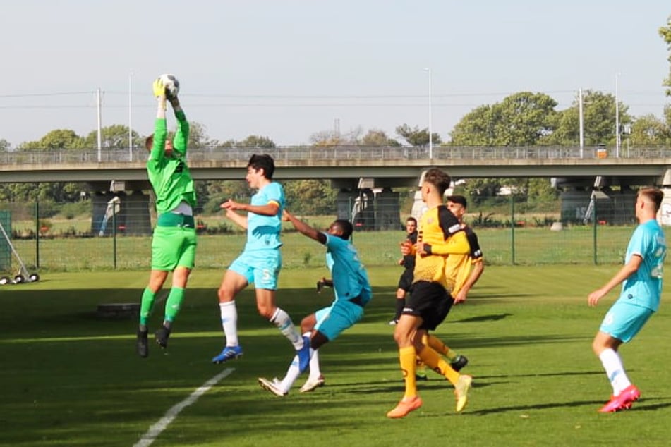 Dynamos U19-Keeper Jannis Maul (17, l.) packte in einem Pflichtspiel letztmals am 3. Oktober 2020 zu: Damals verlor die U19 der SGD im DFB-Pokal trotz 2:0-Führung noch mit 2:3 gegen den VfL Wolfsburg.