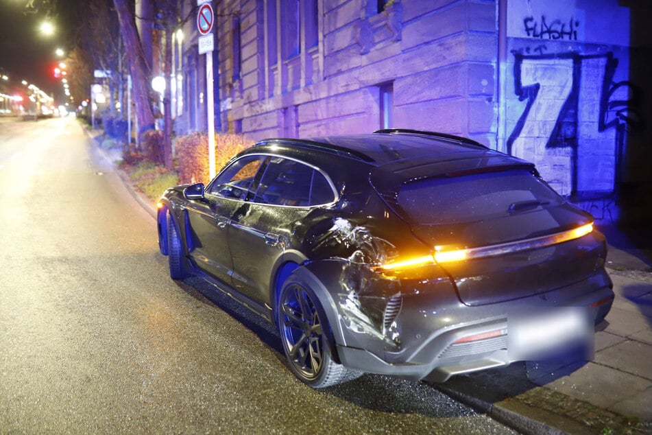 Der Porsche wurde teils stark beschädigt.