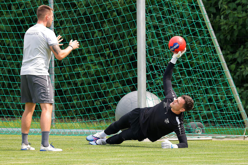 Die kommende Nummer eins beim CFC, David Richter (27, r.), trainiert schon fleißig mit Torwart-Trainer Patrik Brencic (32).