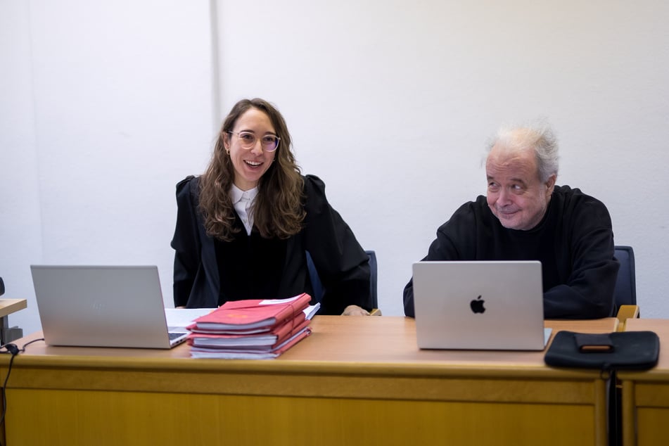 Staatsanwältin Sabrina Bühling vertritt die Anklage - neben ihr Gerichtspsychiater Thomas Kasten, der Schuldfähigkeit und Gefährlichkeit des Angeklagten beurteilen soll.
