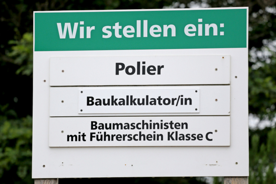 Ein Schild weist auf freie Stellen für Fachkräfte auf dem Bau hin. (Archiv)