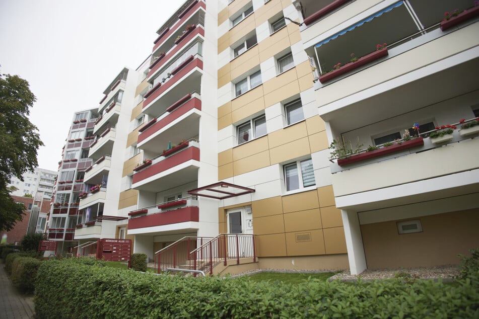 Nach den Angaben gab es am Mittwoch gegen 15.40 Uhr in der Wohnung in der Märkischen Allee einen lauten Knall.