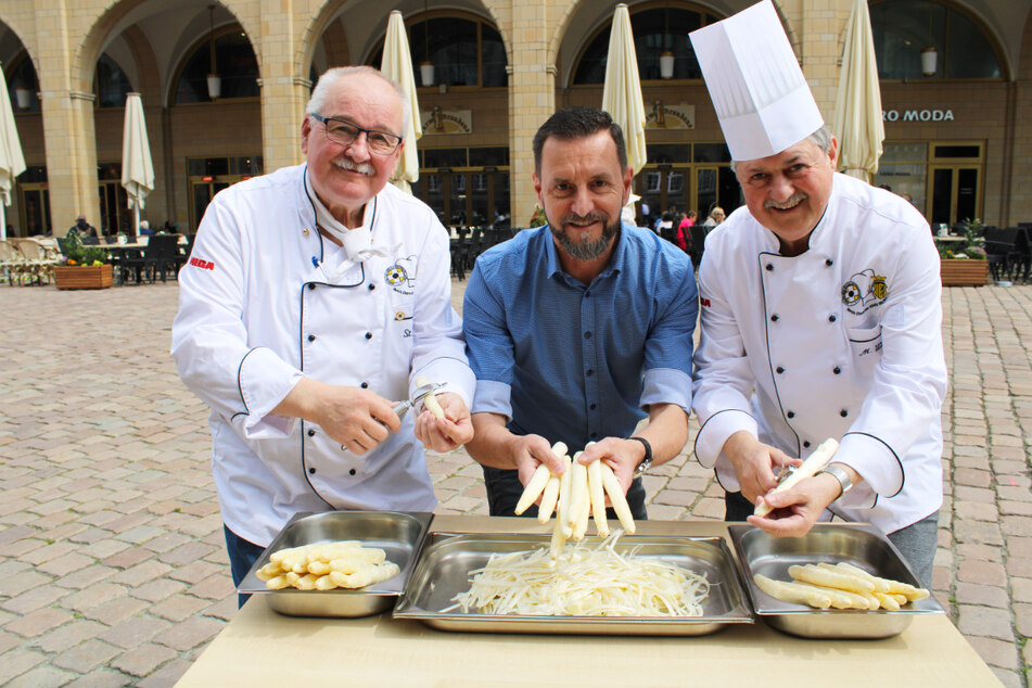 Der geschälte Spargel wird vor Ort verkauft und zu leckeren Gerichten verarbeitet.