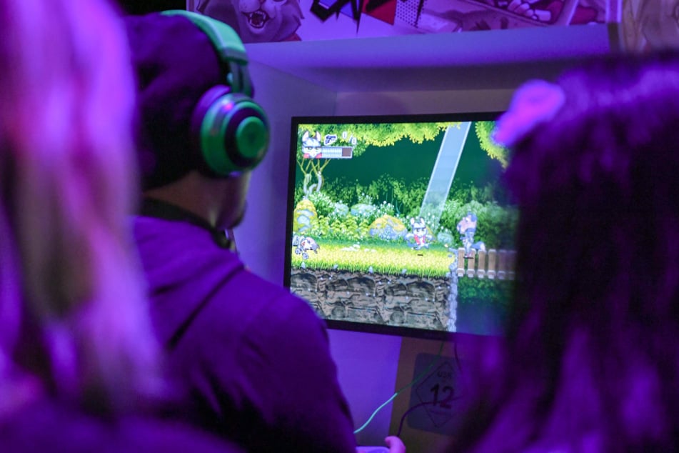 Besucher spielen auf dem Gamefest in der Kulturbrauerei im Rahmen der Gamesweekberlin 2019 ein Computerspiel.
