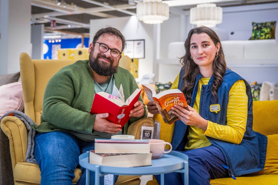 Marcus Lehmann (38) vom "Silent Book Club" und IKEA-Mitarbeiterin Hannah Haase (34) freuen sich auf den Lesemarathon.