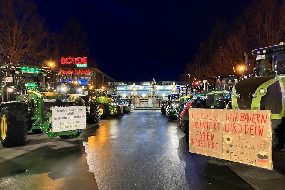 Neben den guten Zweck nutzten die Bauern ihre Lichterfahrt auch für den Protest der aktuellen Politik.