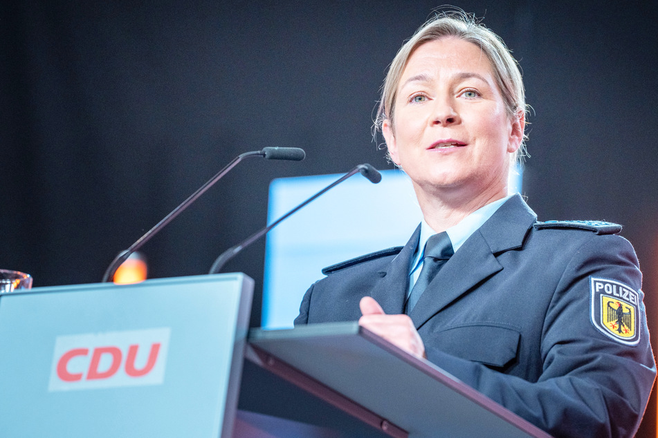 Auf dem CDU-Grundsatzkonvent sprach Eisschnellläuferin Claudia Pechstein (51) in ihrer Uniform als Bundespolizistin. Damit könnte sie gegen das Beamtengesetz verstoßen haben.