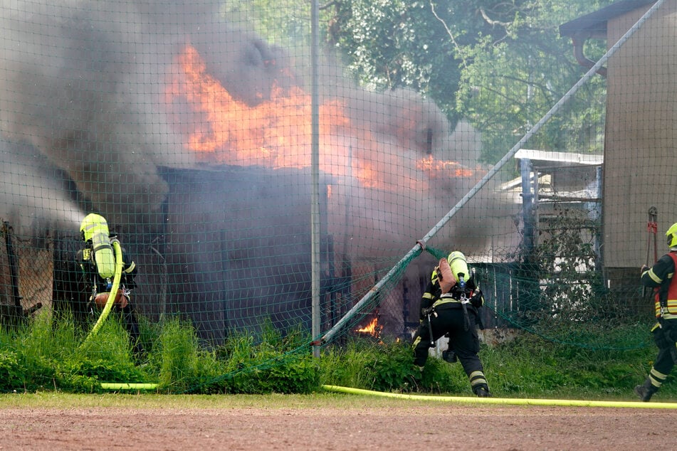In Chemnitz brannte am Freitagmorgen eine Laube ab. Beim Eintreffen der Feuerwehr stand das Gebäude schon in Vollbrand.
