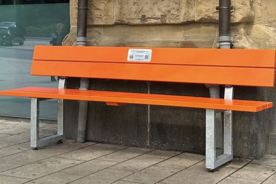 Die orange Bank wurde als Zeichen gegen Gewalt an Frauen aufgestellt.