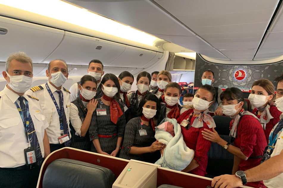 Weil keine medizinisches Fachpersonal an Bord war, mussten kurzerhand die Crewmitglieder des Turkish-Airlines-Fluges zu Hebammen werden.