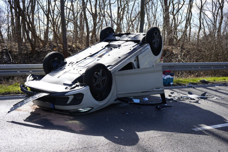 Auf der B6 bei Halle ist es am Montag zu einem schweren Unfall gekommen. Ein VW überschlug sich dabei.