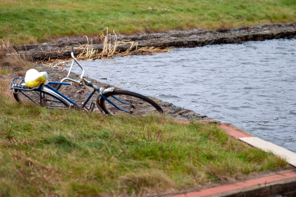Eine Radfahrerin wurde bei einer Pause in einen Teich geschubst und ihr Rad geklaut. (Symbolbild)