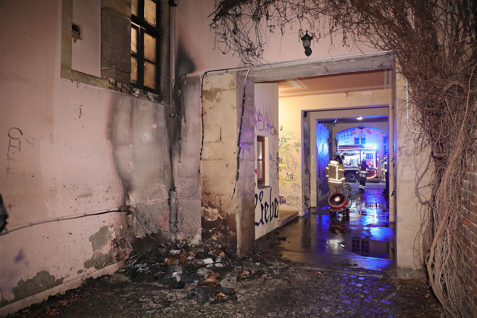 Ein Müllcontainer stand in Flammen: Spuren des Brandes sind an der Fassade in dem Neustädter Hinterhof zu erkennen.