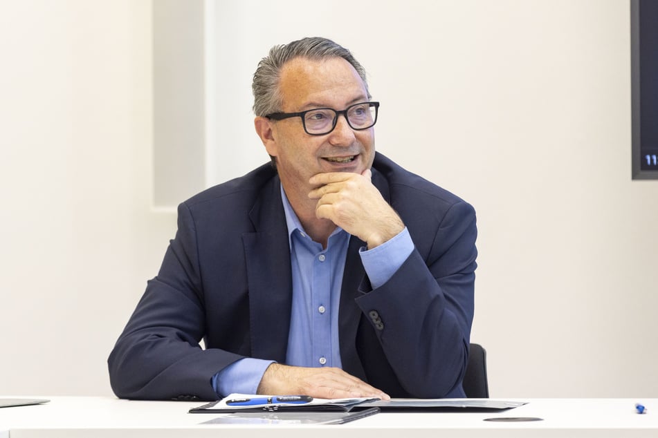 Bildungsbürgermeister Jan Donhauser (56, CDU) bereitet eine Ratsvorlage vor.