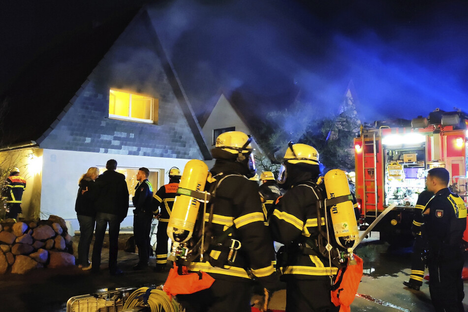 Hamburg: Vergessene Kerzen lösen Brand in Einfamilienhaus aus