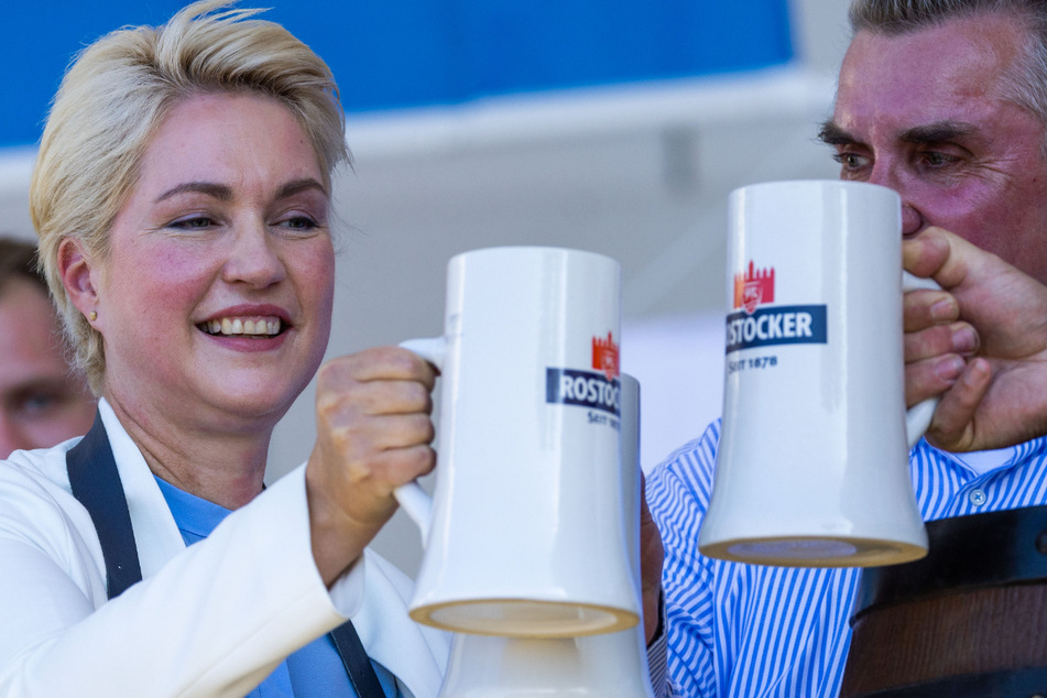 Manuela Schwesig (48, SPD) stößt zur Eröffnung der Hanse Sail mit Bier an.