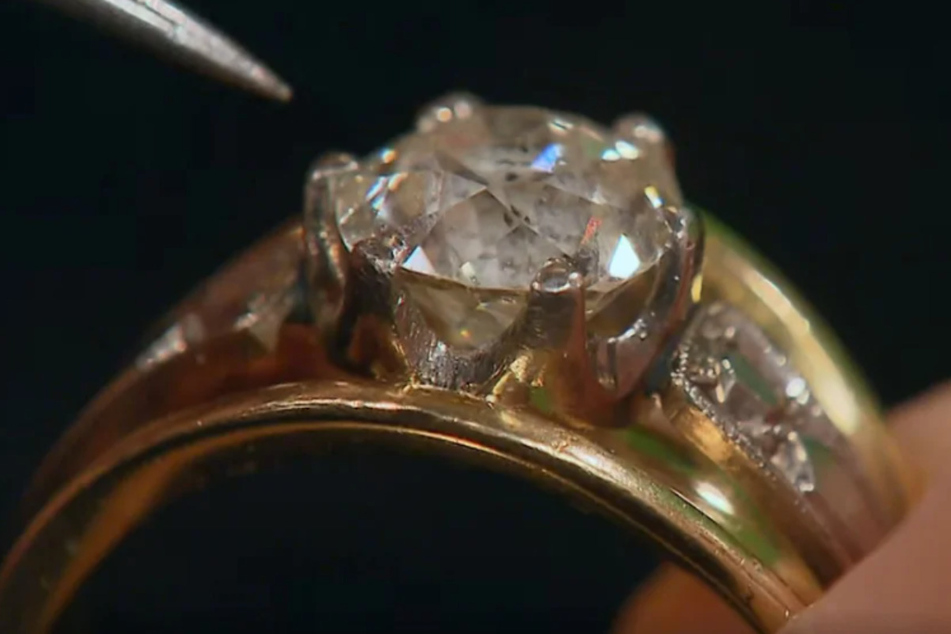 Allein der Wert des 1,9-karätigen Diamanten beläuft sich laut Meinung der Expertin auf satte 4000 Euro.