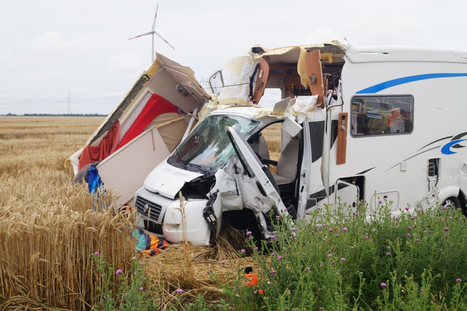 Das Wohnmobil bekam bei dem Unfall einigen Schaden ab.