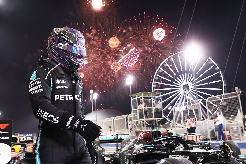 Ein Feuerwerk explodiert am Himmel hinter Lewis Hamilton aus Großbritannien vom Team Mercedes, nachdem er das Rennen gewonnen hat.