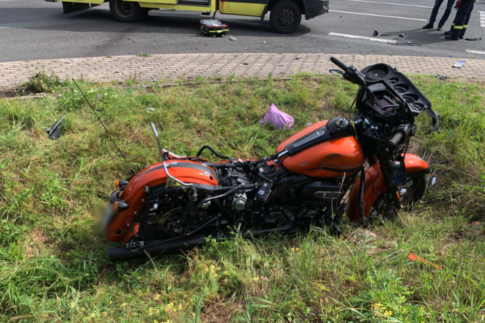 Eine 66-jährige Motorradfahrerin krachte am Sonntag mit einem Audi zusammen. Die Frau wurde schwer verletzt.