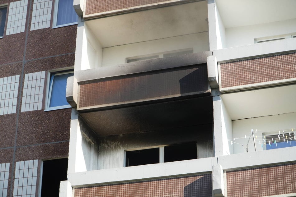 Bisherigen Erkenntnissen zufolge war das Feuer im Flur einer Wohnung im zweiten Obergeschoss ausgebrochen.