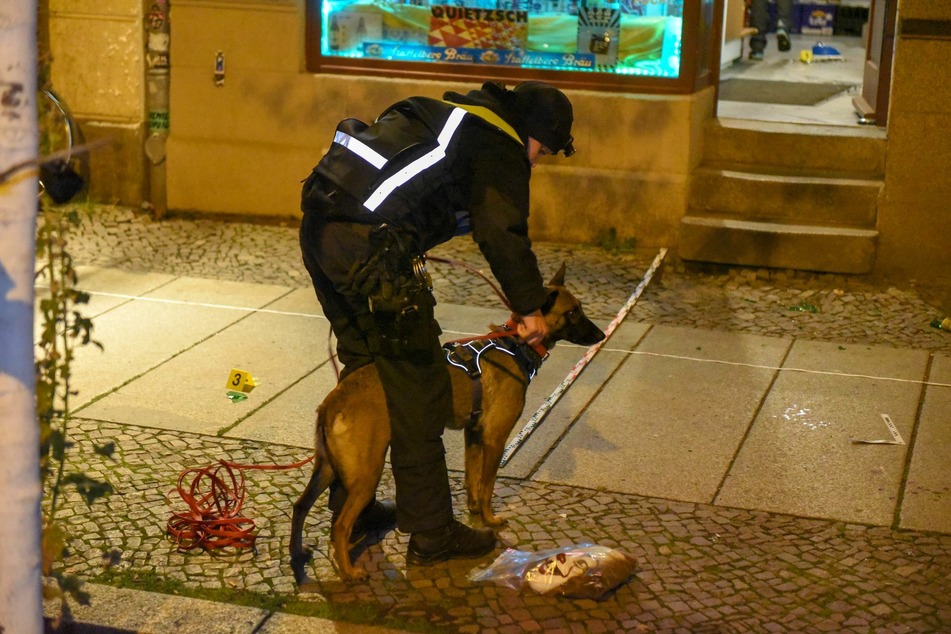 Ein Spürhund verfolgte kurz nach der Tat die Fährte der beiden flüchtigen Männer.