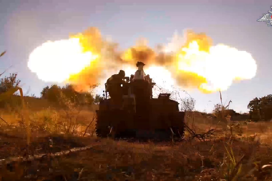 Russische Soldaten feuern an einem ungenannten Ort im russisch-ukrainischen Grenzgebiet Kursk mit einer Giatsint-S-Selbstfahrlafette auf ukrainische Stellungen.