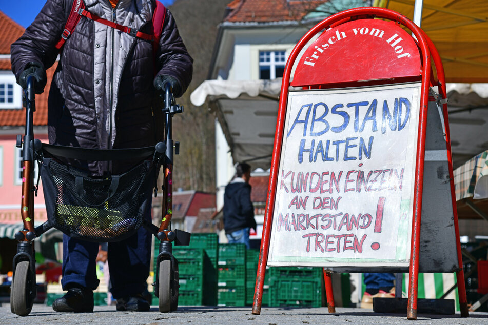 Mindestabstand und Mund-Nasen-Schutz im öffentlichen Verkehr sowie in Geschäften werde aber auch mit der neuen Thüringer Corona-Verordnung beibehalten. (Symbolbild)