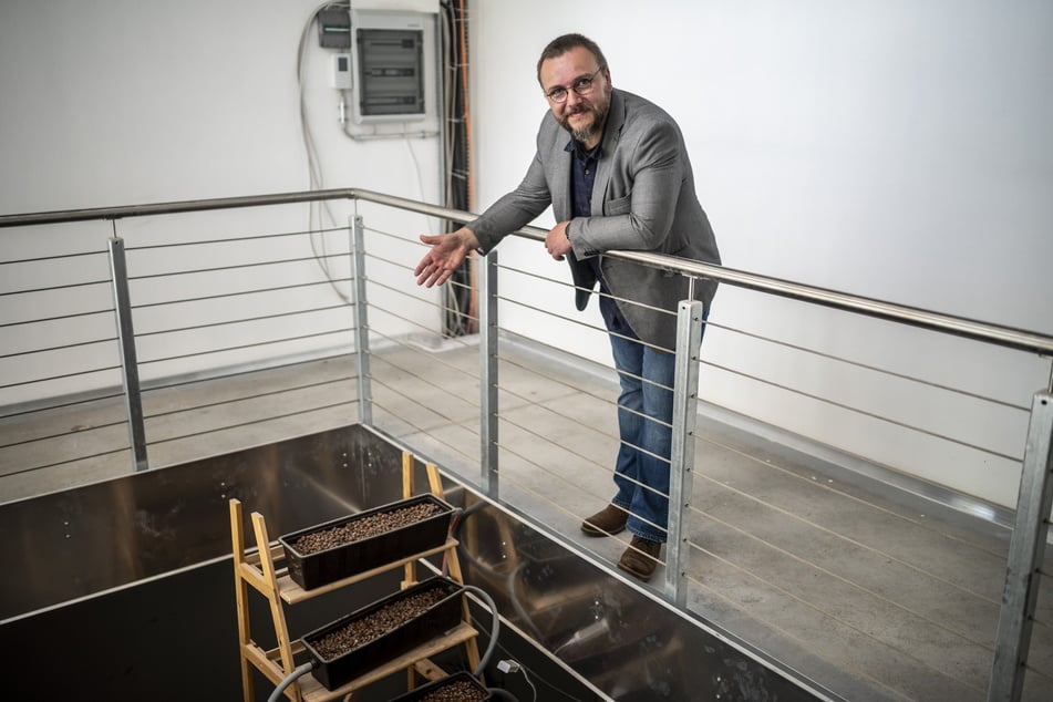 Architekt Andreas Girndt führt durch das Aquaponik-Haus im Karree 49. Gesamtbaukosten: drei Millionen Euro.