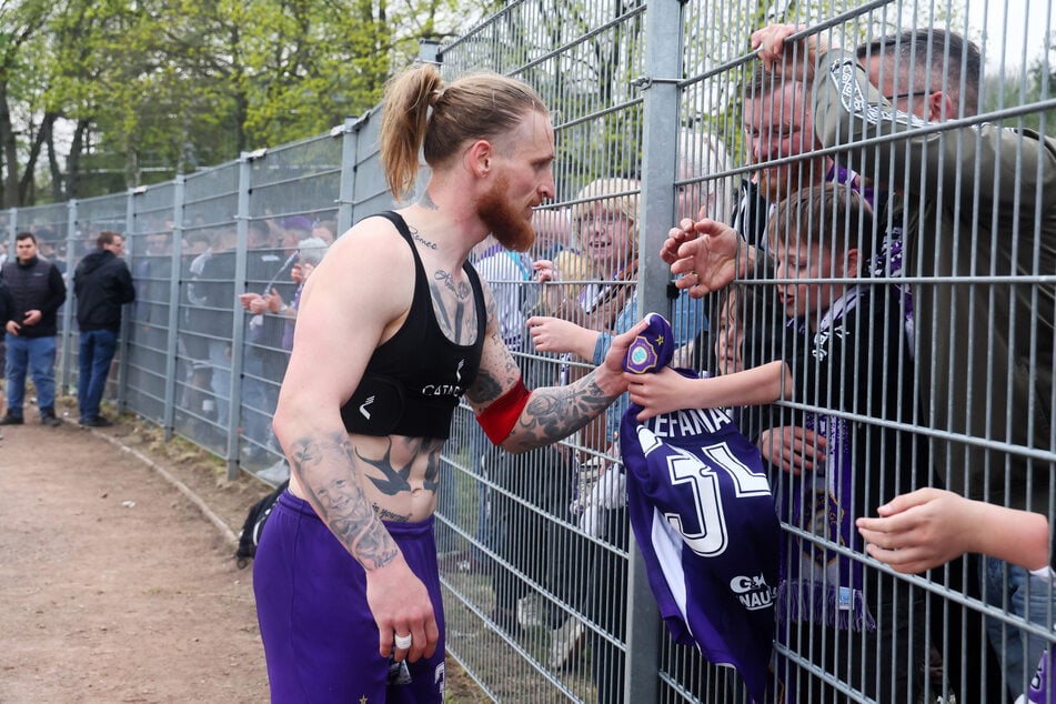 Im Halbfinale verschenkte Marvin Stefaniak (30) sein Trikot. Gegen die Lok will Aue dagegen keine Präsente verteilen.