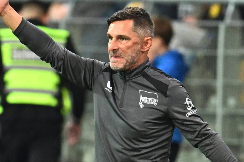 Während des Spiels musste Stefan Leitl (48) seine Jungs von Zeit zu Zeit noch zurechtweisen, nach dem Spiel ist aber auch bei dem Hertha-Coach die Freude groß gewesen.