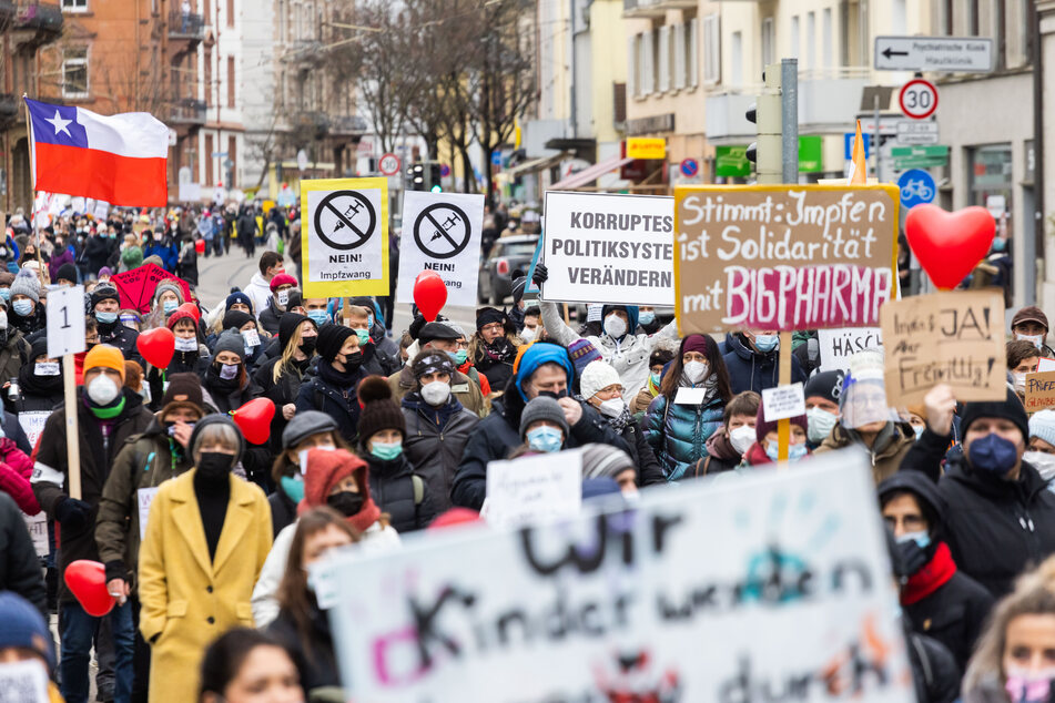 Freiburg im Breisgau: Die Teilnehmer einer Demonstration gegen die Corona-Maßnahmen.