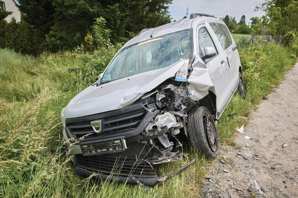 Auch der Dacia wurde bei dem Unfall beschädigt.