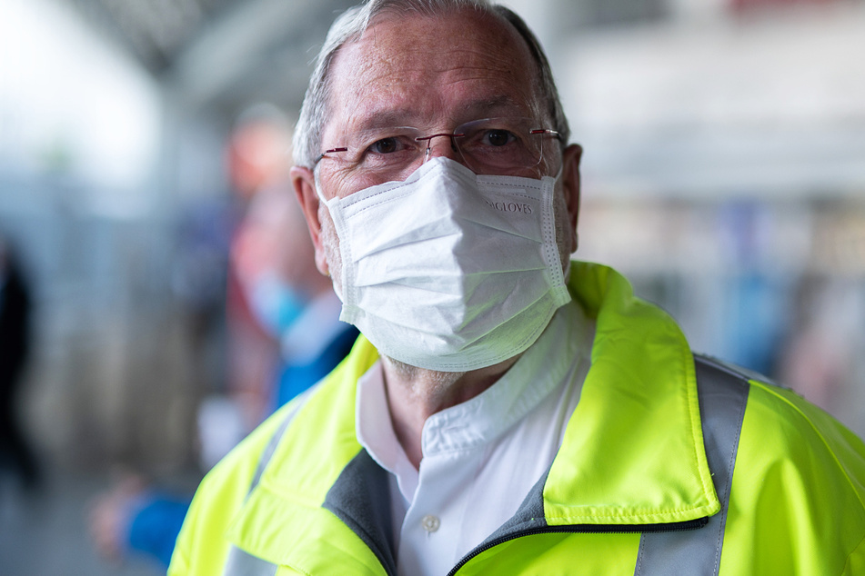 Heinz Goldkuhle, Flughafenseelsorger der katholischen Flughafenseelsorge, steht am Frankfurter Flughafen.