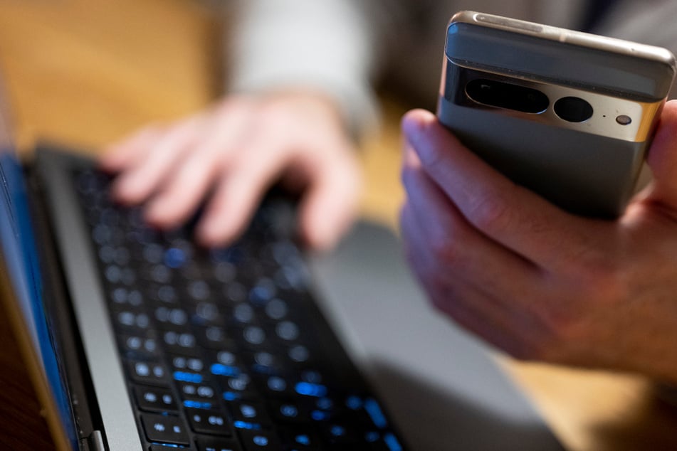 Der für das Bürgeramt tätige Mann soll massenhaft Wählerdaten auf mindestens einen externen Datenträger kopiert haben. (Symbolbild)