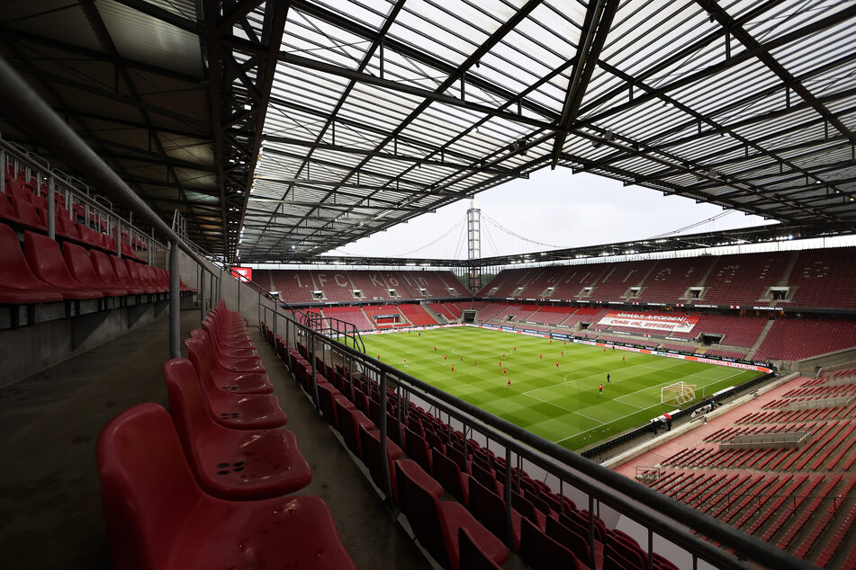 Blick auf das RheinEnergie-Stadion: Das vom Coronavirus geprägte Geschäftsjahr 2020/21 hat den 1. FC Köln hart getroffen und für einen Millionenverlust gesorgt.