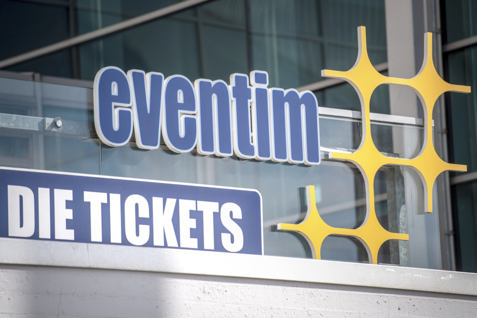 Ein Schild weist auf den Ticketverkauf von CTS Eventim hin.