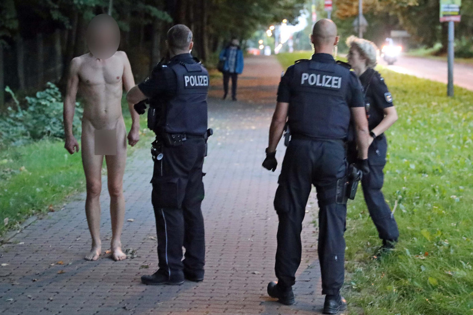 Polizisten stellten den nackten Fußgänger und brachten ihn zurück zu seinen Klamotten.